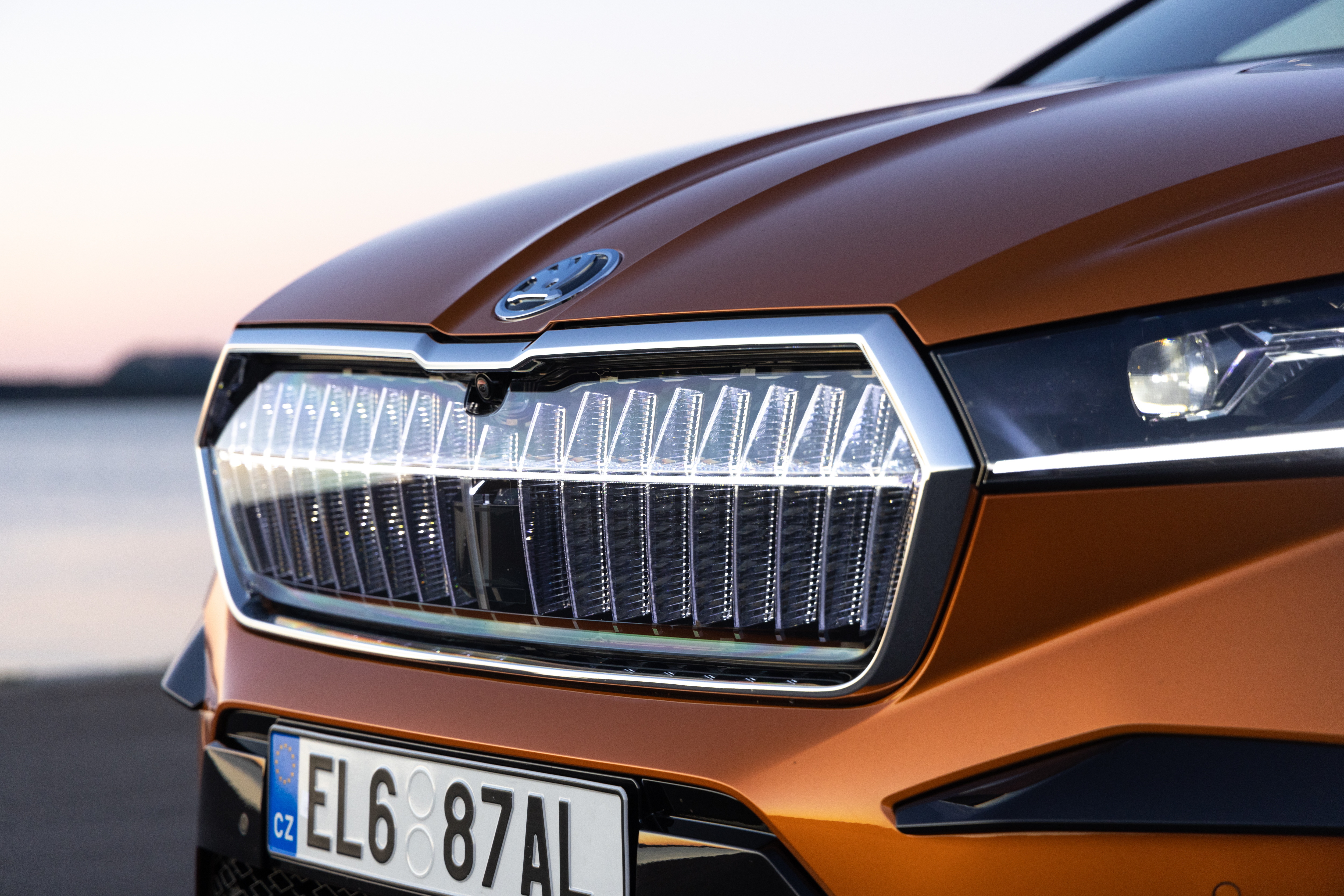 HELLA устанавливает сцену для Škoda Enyaq iV с решеткой радиатора с подсветкой