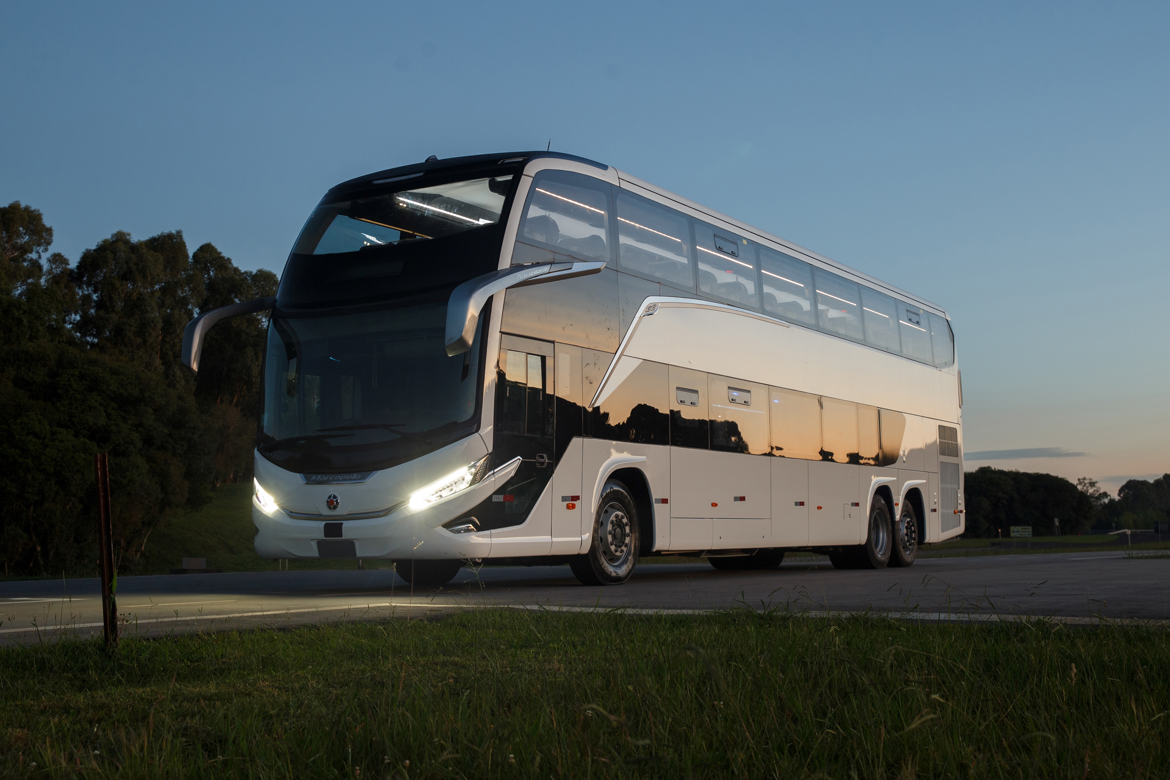 Busworld 2023: HELLA демонстрирует модульные концепции и индивидуальные инновации в освещении для городских автобусов