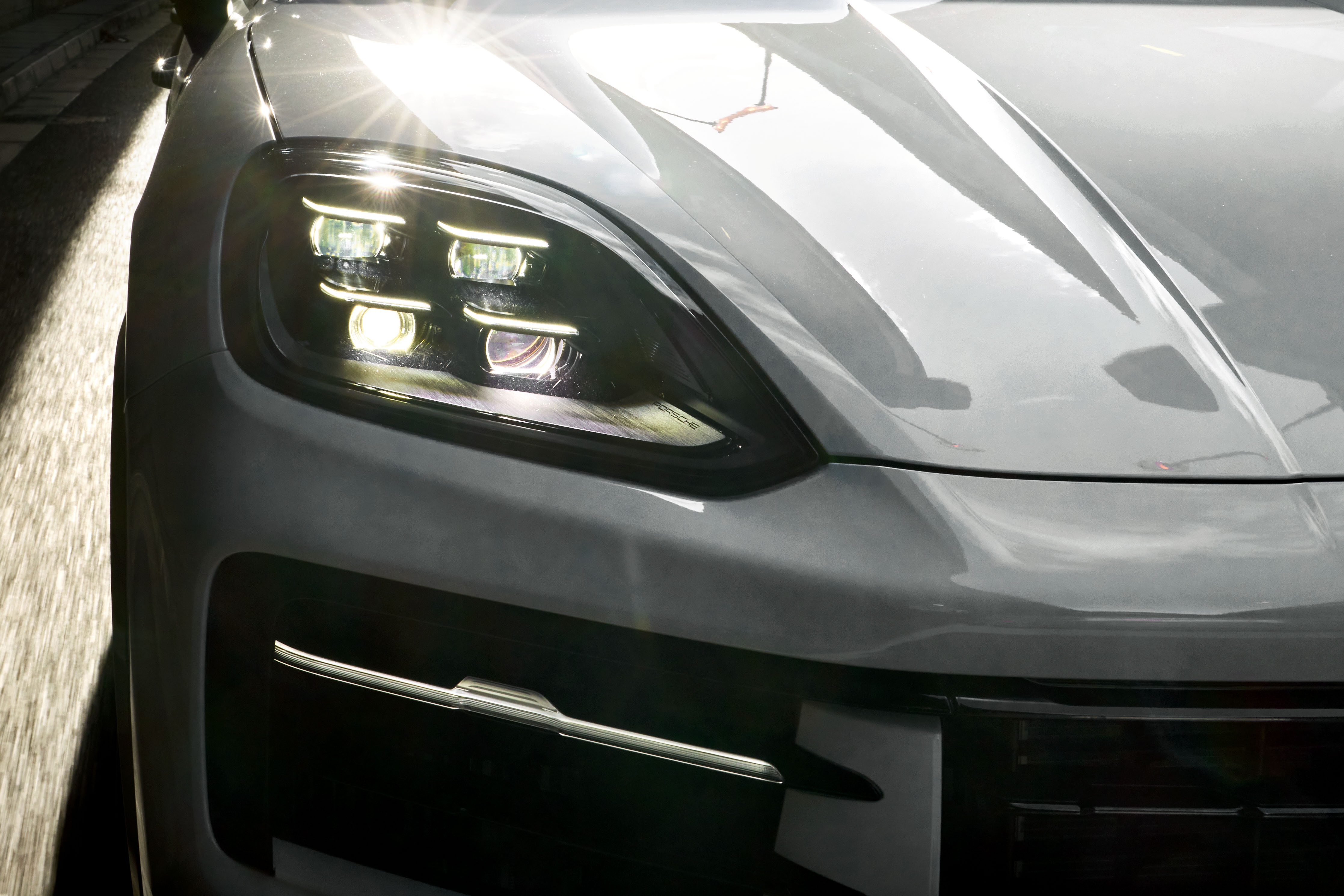 Светотехника на высшем уровне: HELLA и Porsche запускают первый в мире SSL фару с HD-матрицей