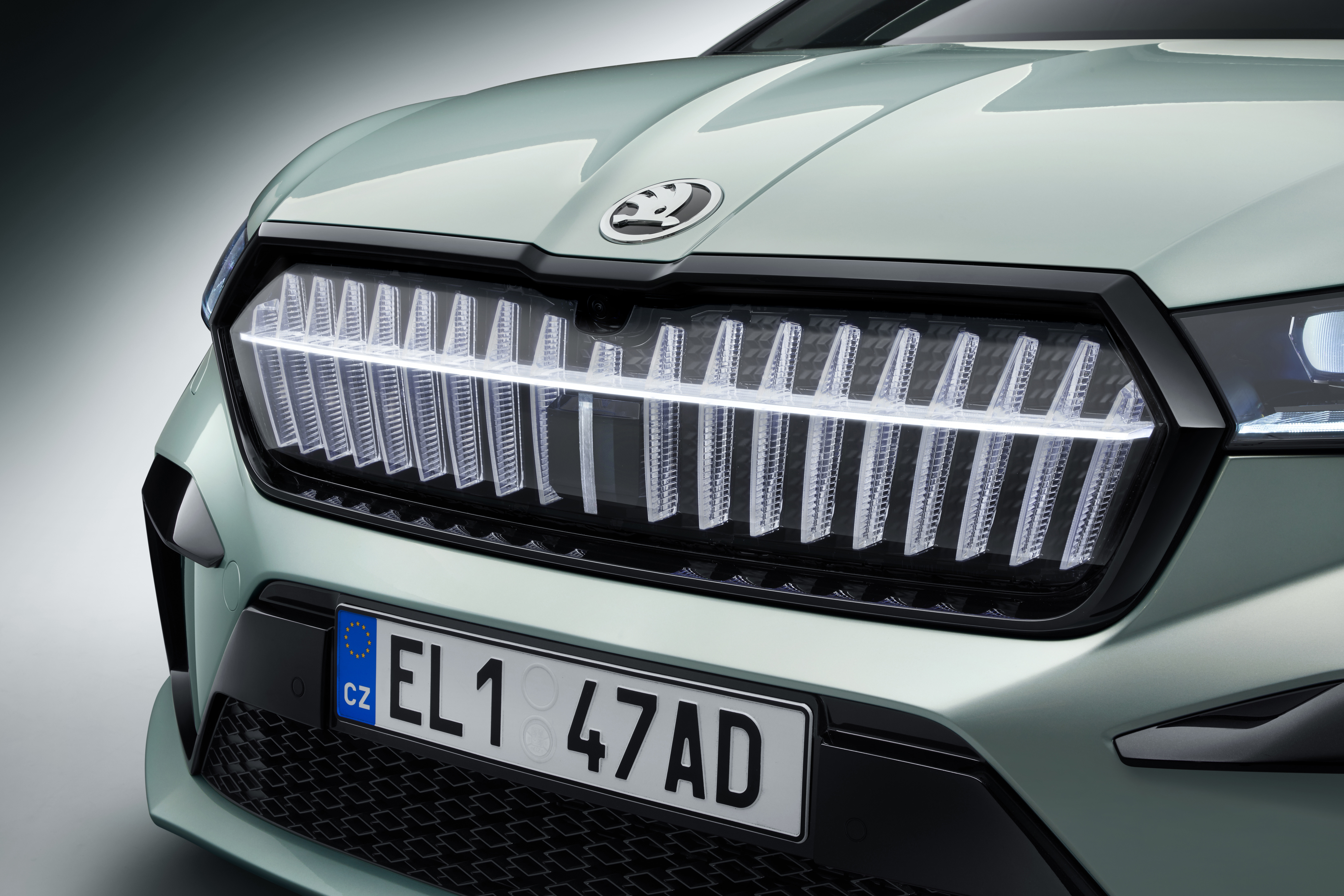 HELLA устанавливает сцену для Škoda Enyaq iV с решеткой радиатора с подсветкой
